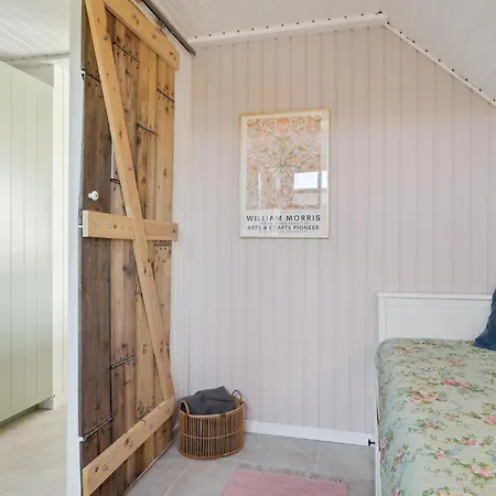 Gorgeous In With Wifi Holiday home